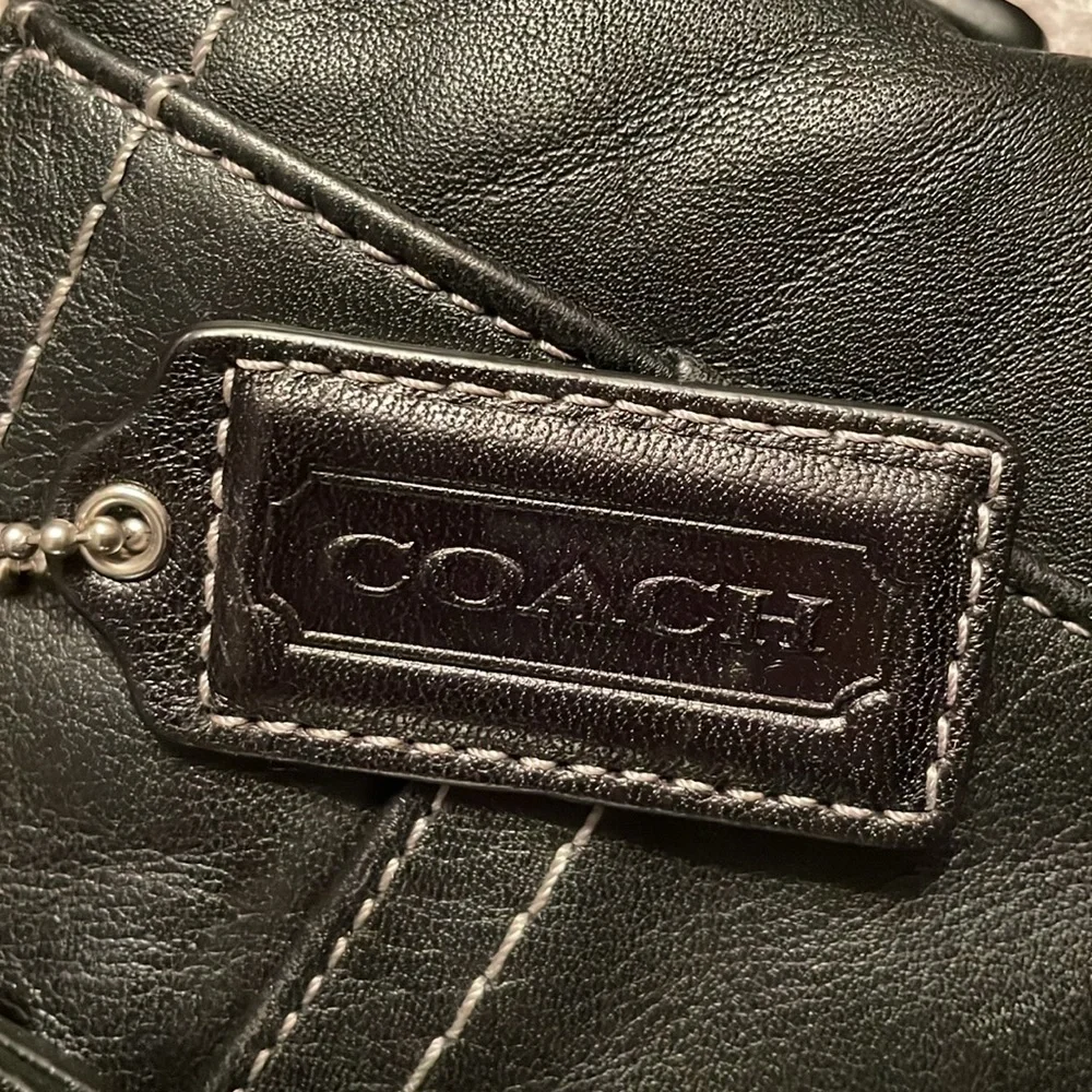 Coach black leather bag with detachable shoulder straps and gold buckles - Picture 6 of 9